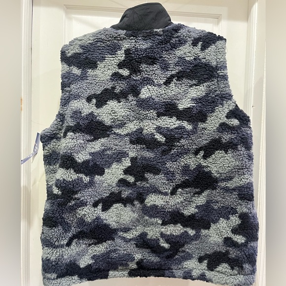 CHAMPION • High Pile Reversible Fleece Vest • Men’s - Picture 6 of 11